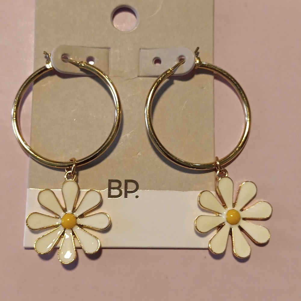 Gold tone hoop earrings with hanging sunflower 🌻